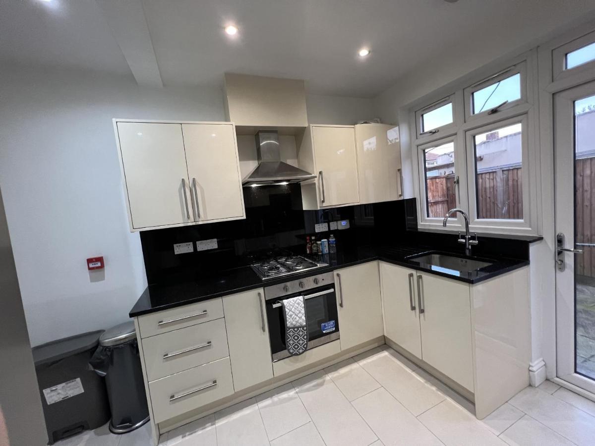 4 Wharncliffe Drive Otel Hanwell Dış mekan fotoğraf