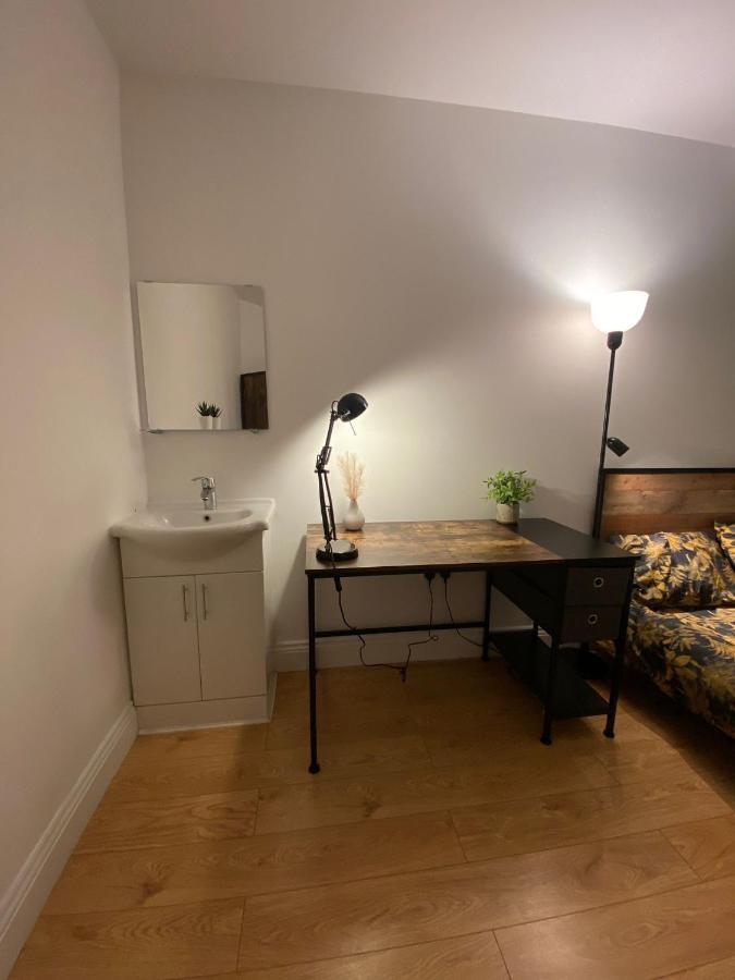 4 Wharncliffe Drive Otel Hanwell Dış mekan fotoğraf