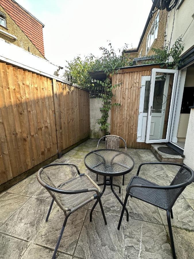 4 Wharncliffe Drive Otel Hanwell Dış mekan fotoğraf